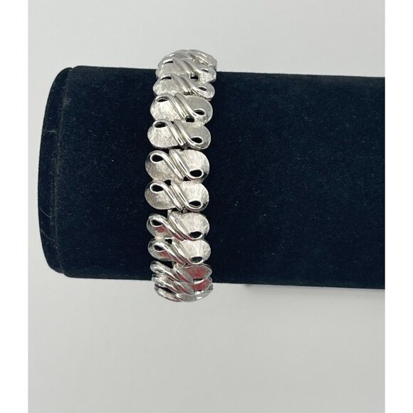 Vintage Monet Figure 8 Links Satin Silver Tone 7" Safety Chain - Picture 1 of 8